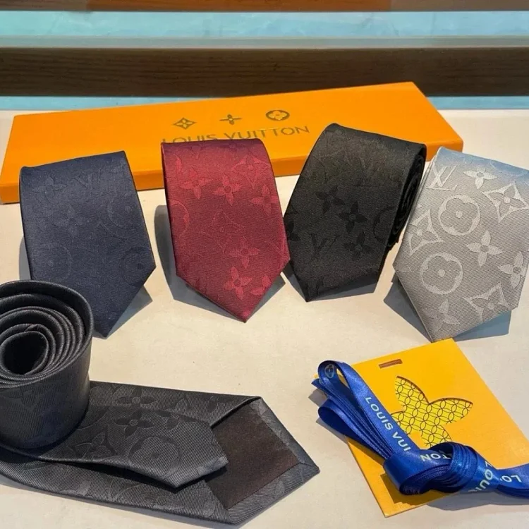  Louis Vuitton Monogram Silk T