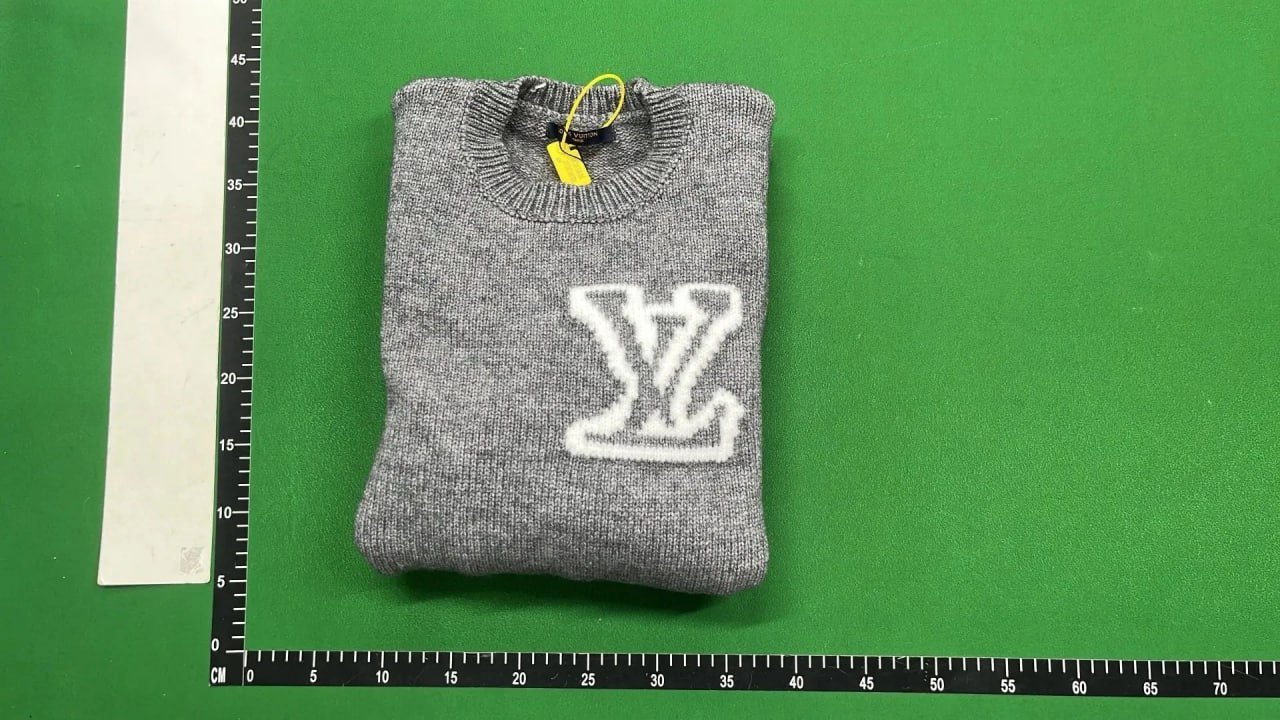 LV sweater -2