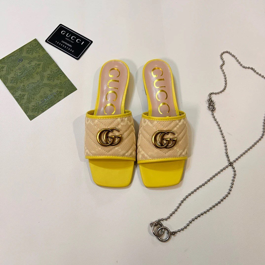 Burberry slippers Chanel Gucci slippers -4