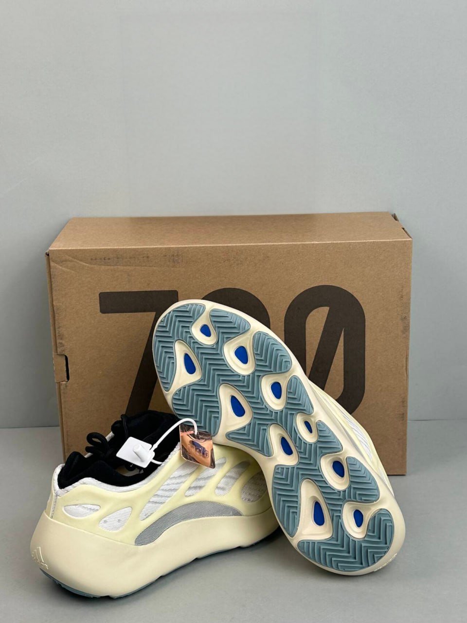 Adidas Yeezy 700 -1 -4