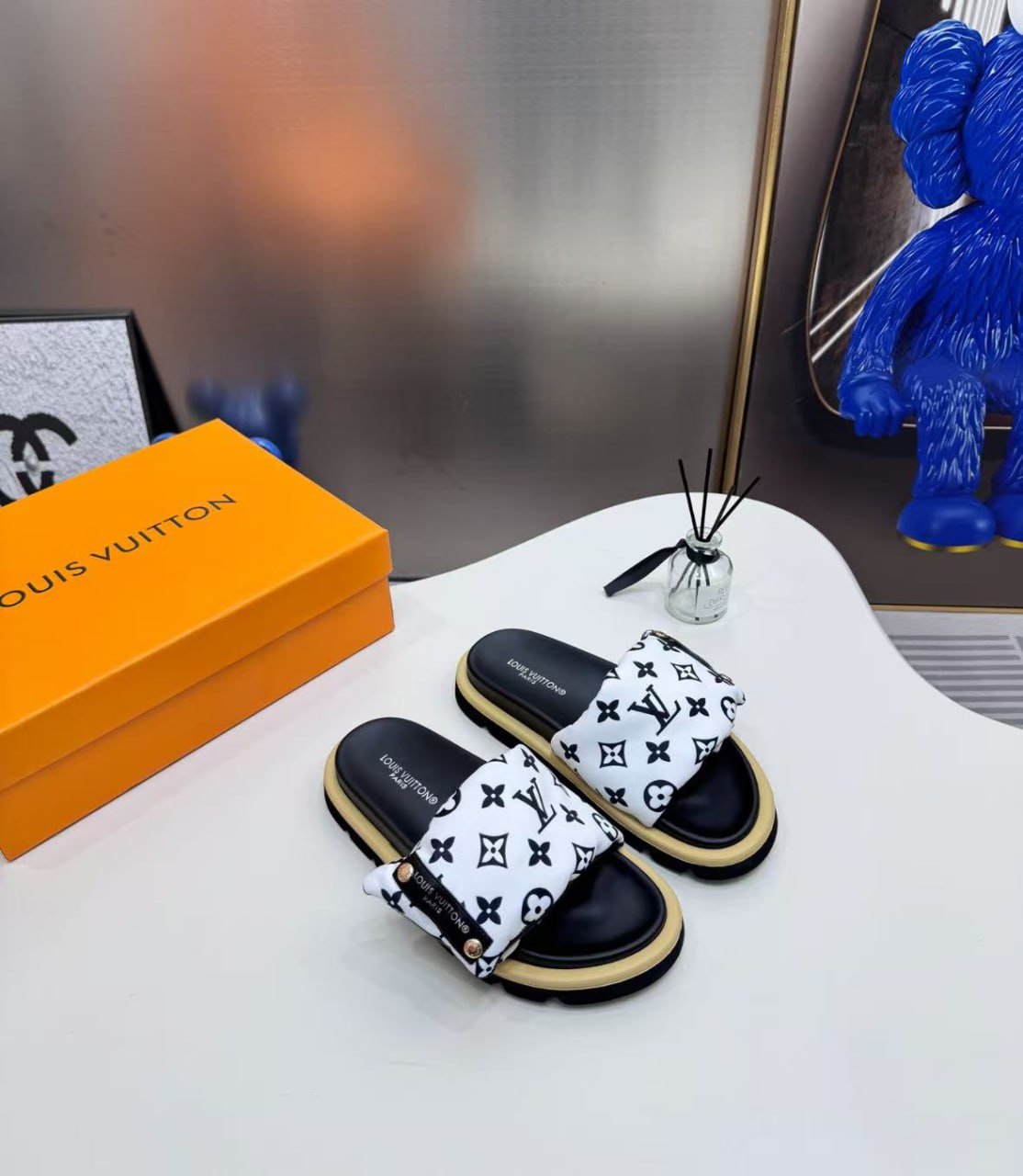 LV Louis Vuitton Velcro Slippers Couples -3