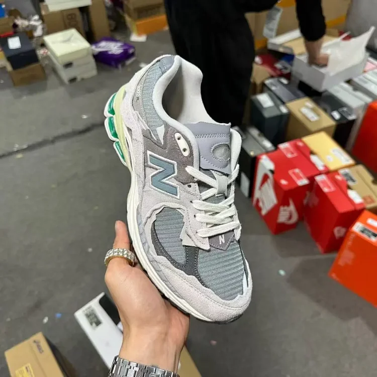 New Balance 2002 Sneakers [6 s