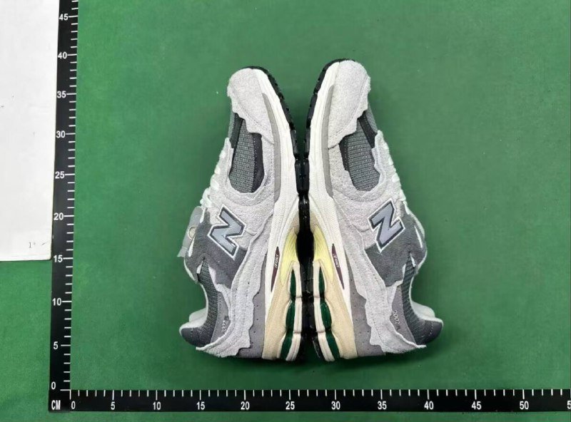 M batch New Balance 2002R  -2