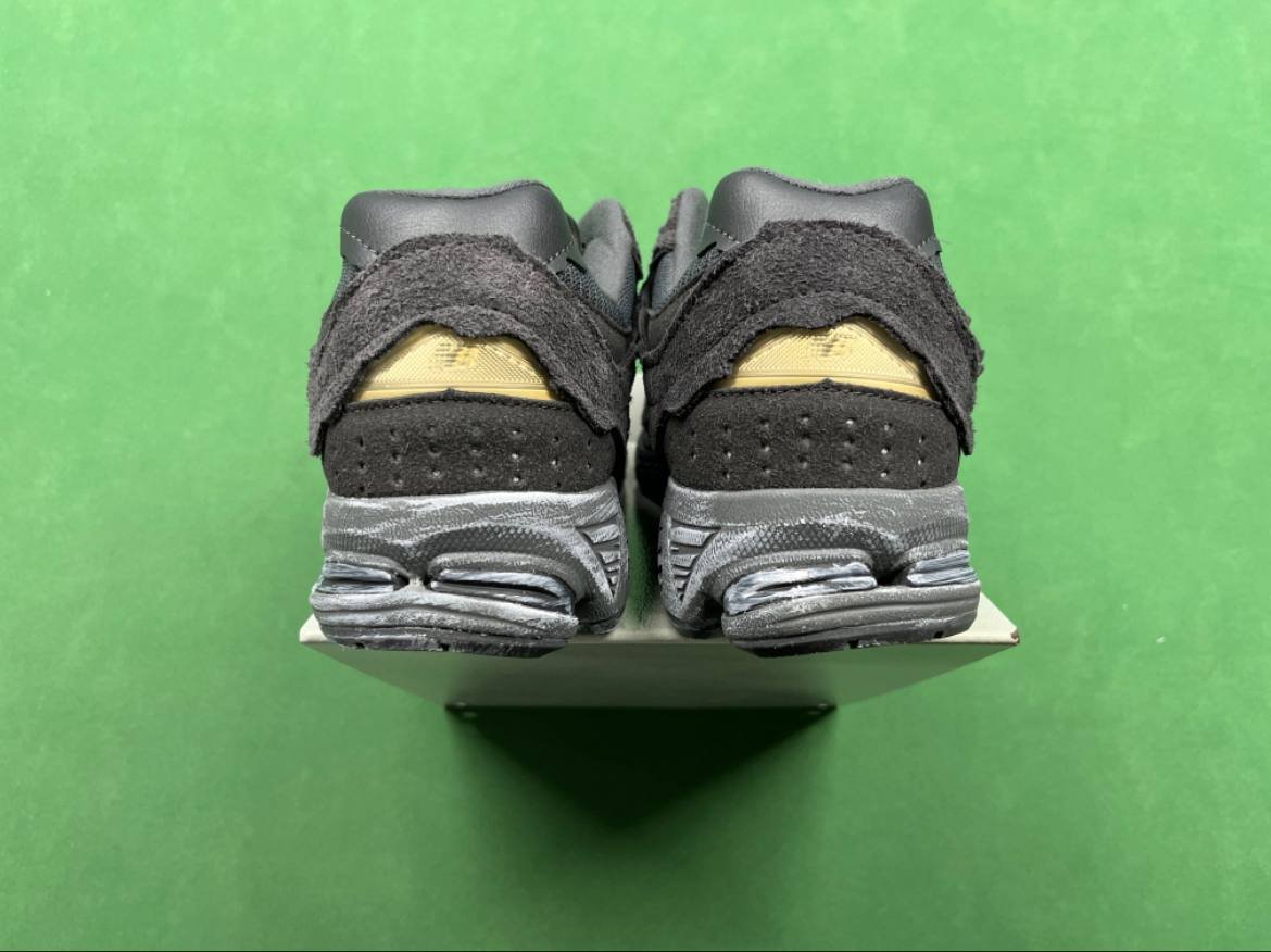 M batch New Balance 2002R  -4