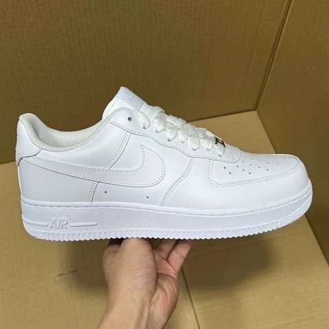 Trendy, versatile sneakers- OM