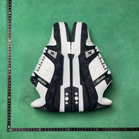 Embossed Print Low-top Fashion