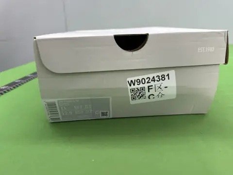 S size, pure white and pure black, no built-in air cushion. Material: leather. Not as good as the DC version. -5