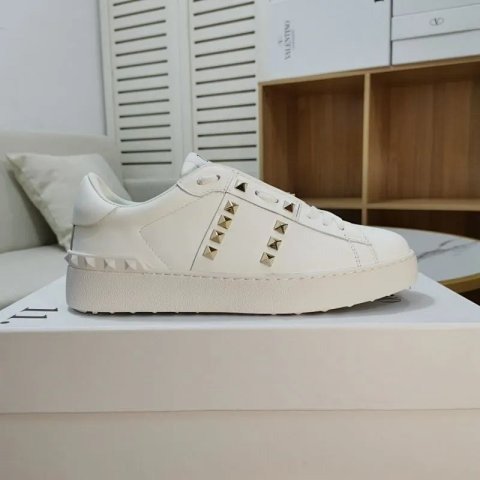 White sneakers②