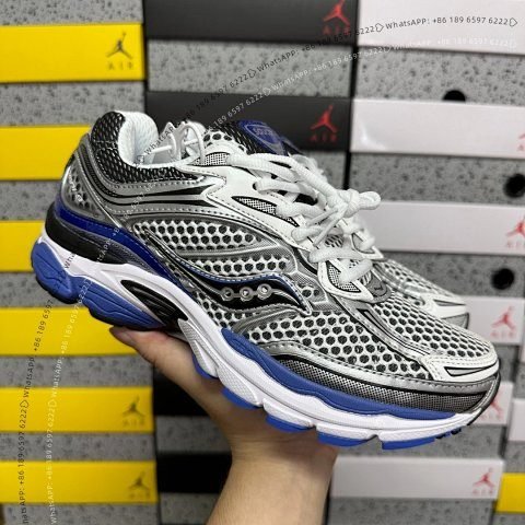 MM02 Saucony Sneakers