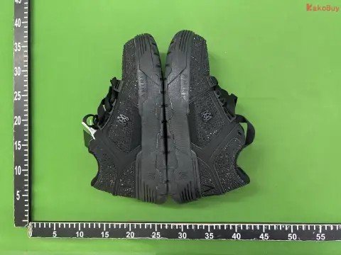 AM1 Low-Top Sneakers -6