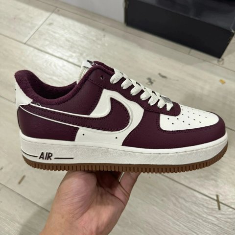 XP Classic Low-Top Sneakers