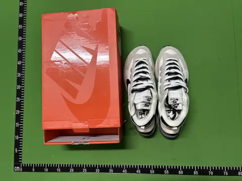 Sacai VaporWaffle Sneakers Collection -5