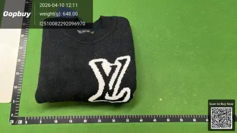 Artistic Line Graphic Sweatshirt -2