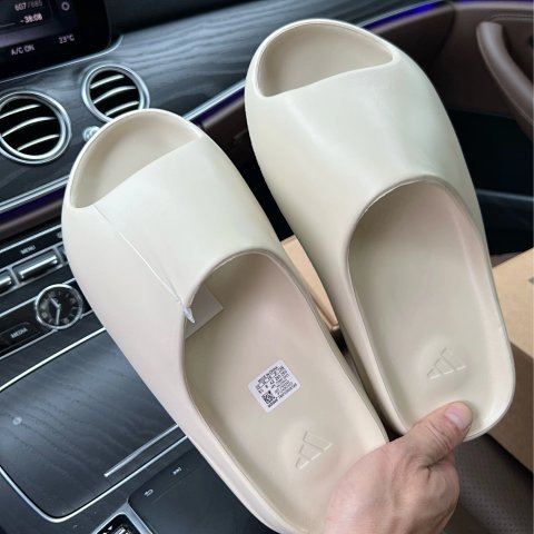 Unisex First-Generation Slides