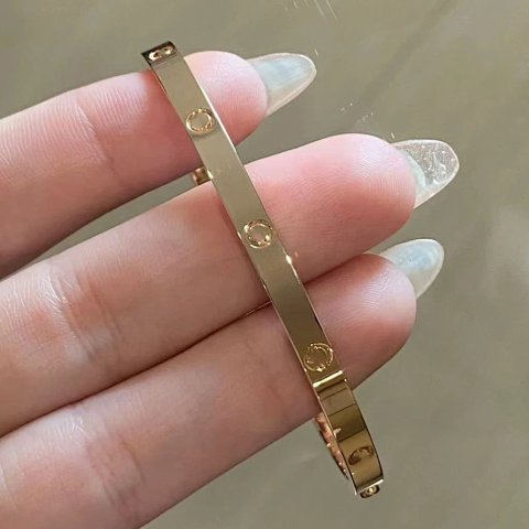 Slim Screw Motif Bangle