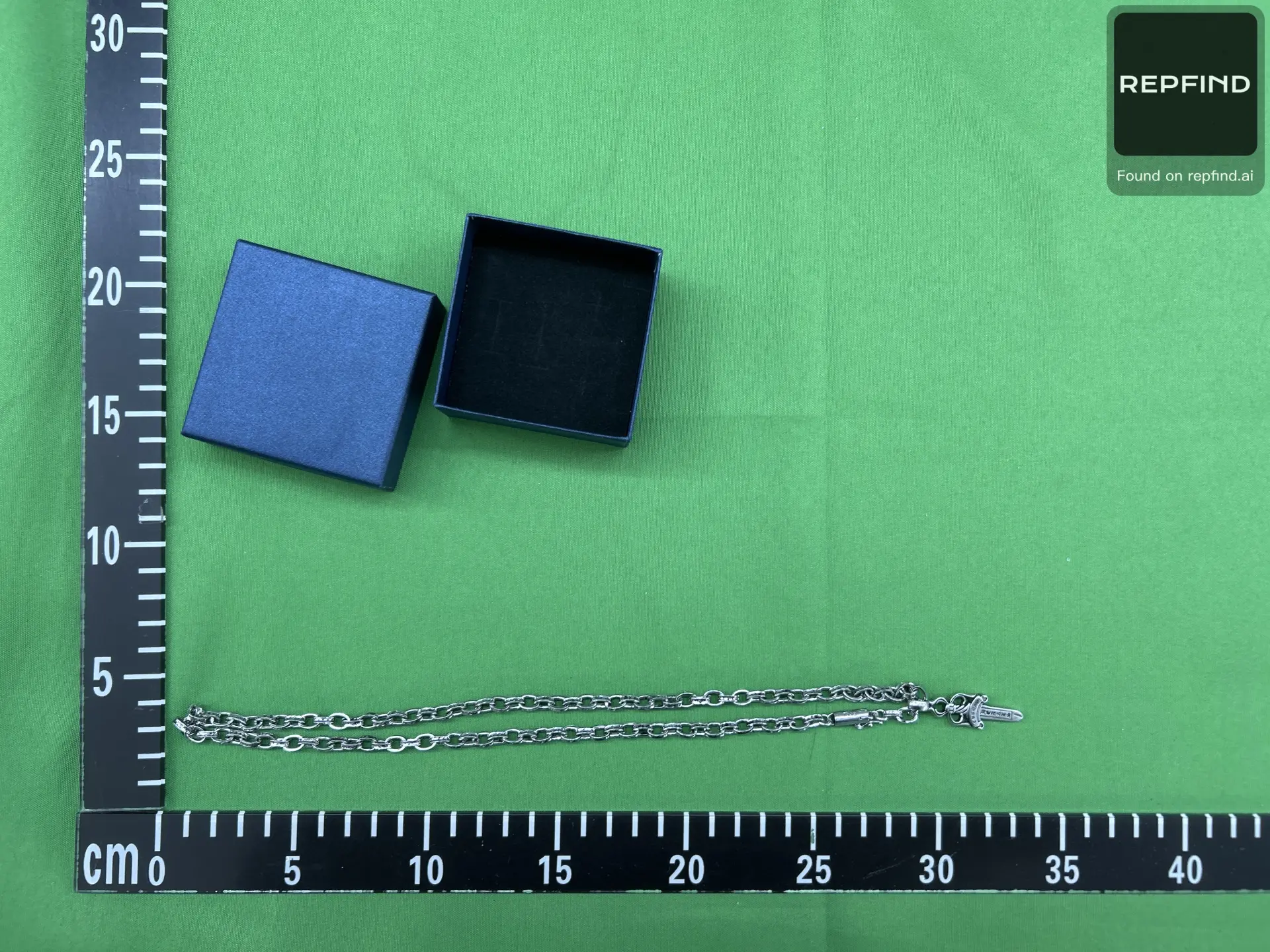Double-Sided Dagger Pendant Necklace -3