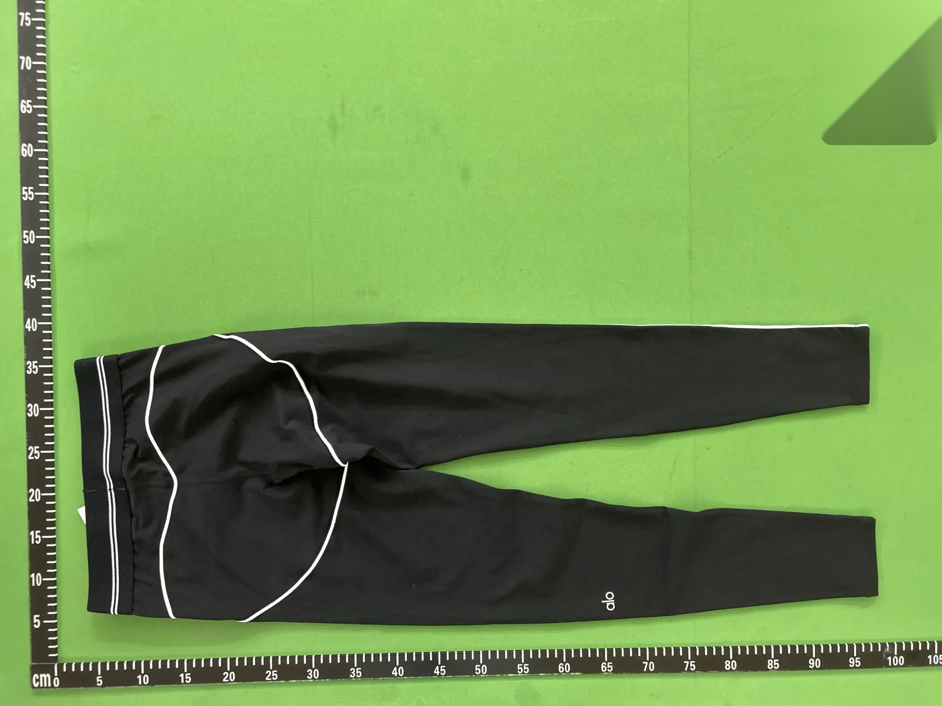Contrast-Trim Sports Bra and Leggings Set -2